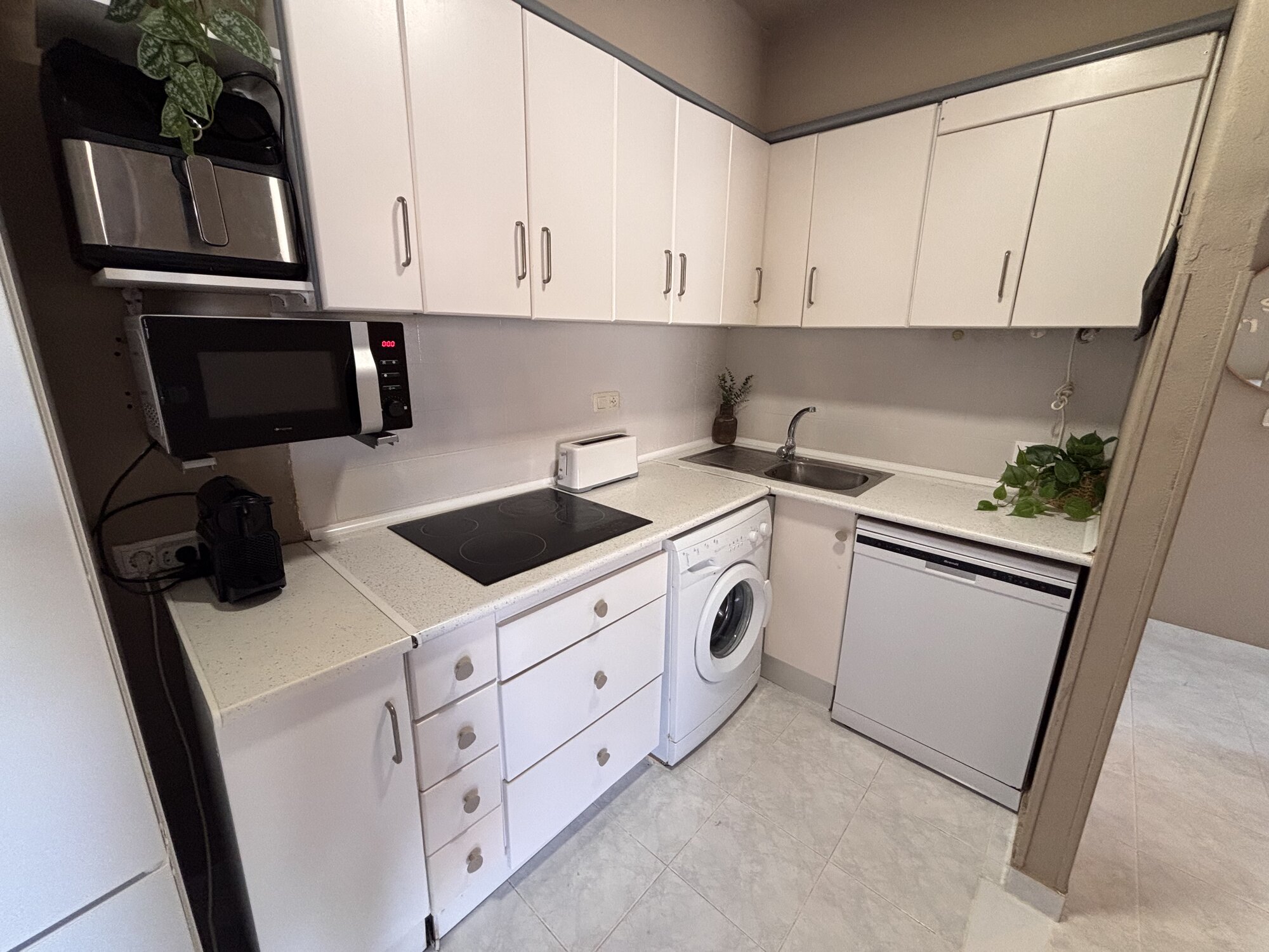 Kuchyňský dřez a mikrovlnná trouba